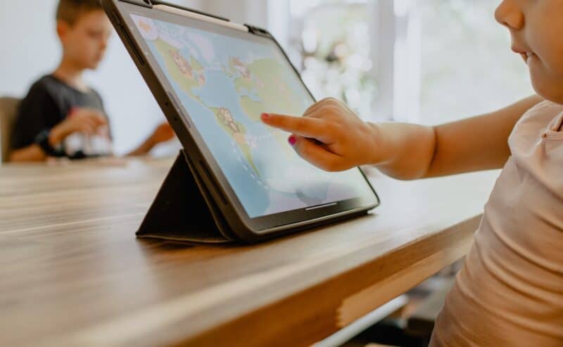 Child-using-a-tablet