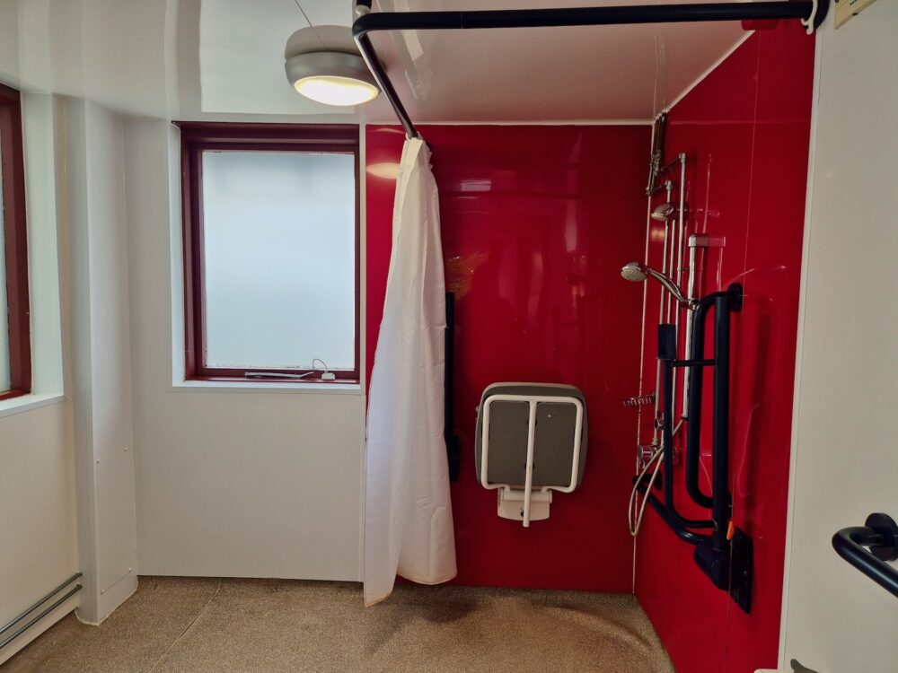 Private room accessible en suite bathroom
