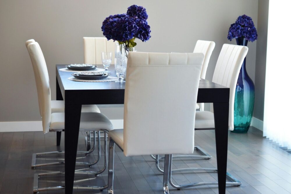 this blog, we'll help you in selecting a modern dining table and chairs that will improve your experience, go well with your interior decor, and reflect your style.